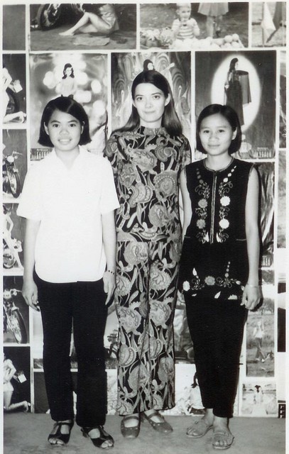  GaynorTurner and two Thai students 